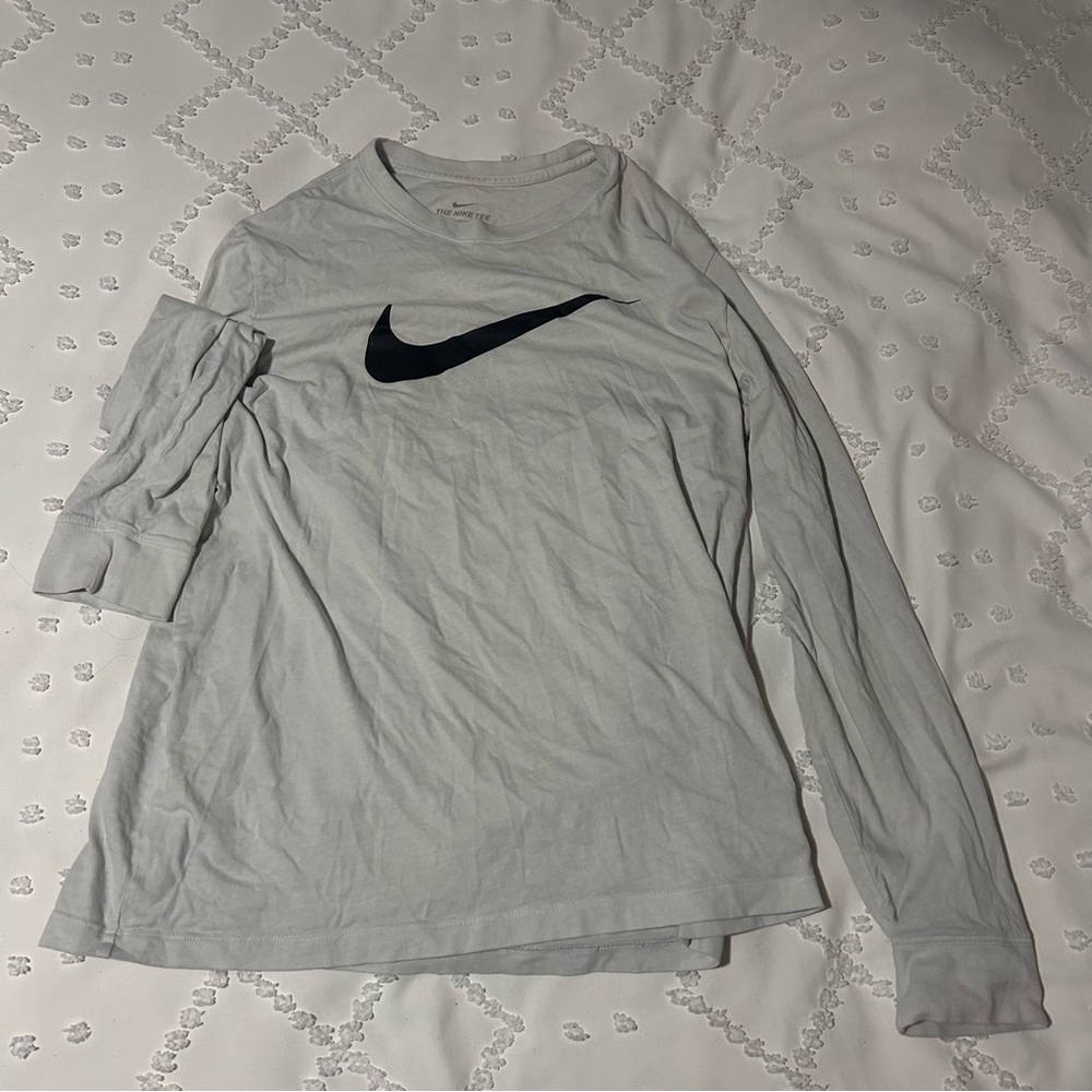 white nike long sleeve t-shirt